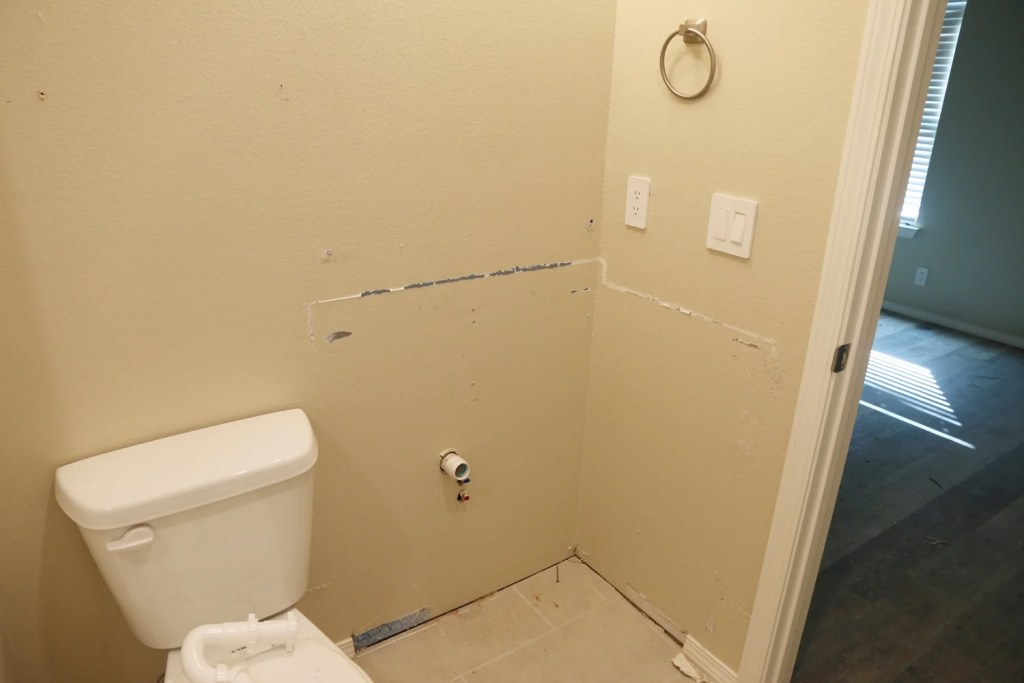 Photo of bathroom with no sink