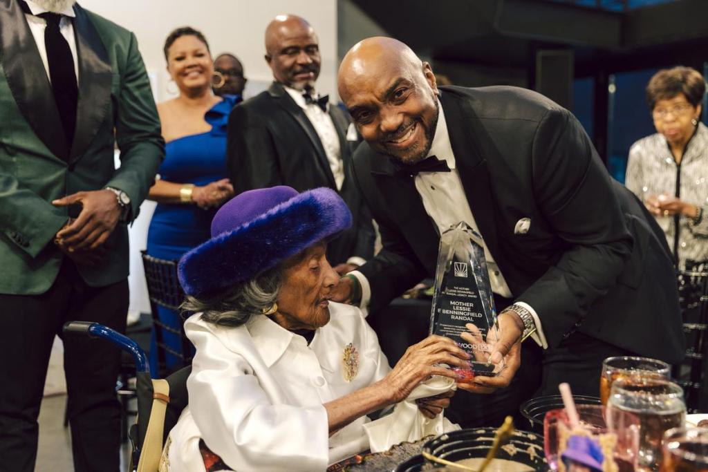 Damario Solomon-Simmons, President & Chief Legal Counsel of Justice for Greenwood, 
presents award to Lessie Benningfield Randle, the last survivor of the 1921 Tulsa Race Massacre.